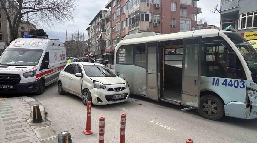 Maltepe&rsquo;de minib&uuml;s araca &ccedil;arptı: Kaza anı kamerada