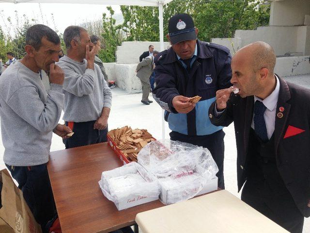 Gercüş Belediyesi Kandil Simidi dağıttı