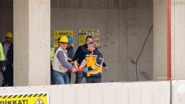 Bursa&rsquo;da inşaatın 2. katından d&uuml;şen iş&ccedil;i yaralandı 1