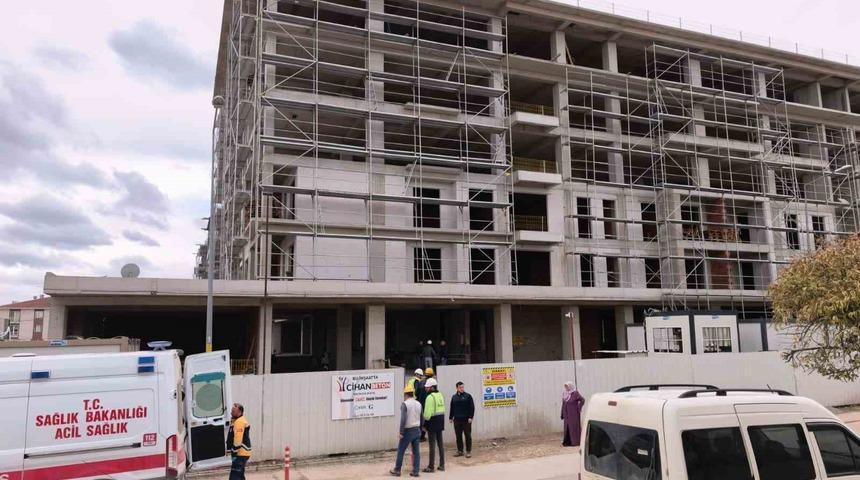 Bursa&rsquo;da inşaatın 2. katından d&uuml;şen iş&ccedil;i yaralandı