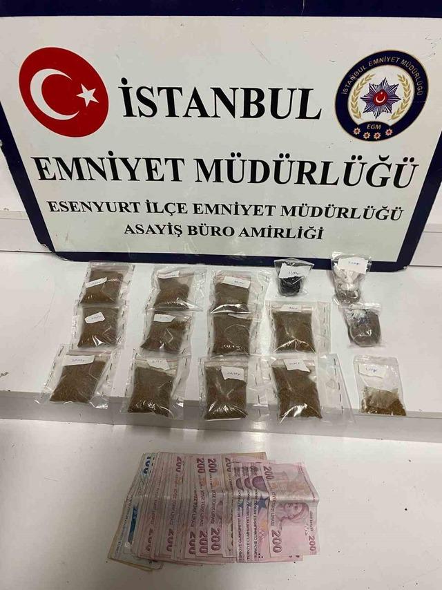 Esenyurt&rsquo;ta el sıkışma y&ouml;ntemiyle uyuşturucu ticaretine polis baskını: 5 g&ouml;zaltı 1