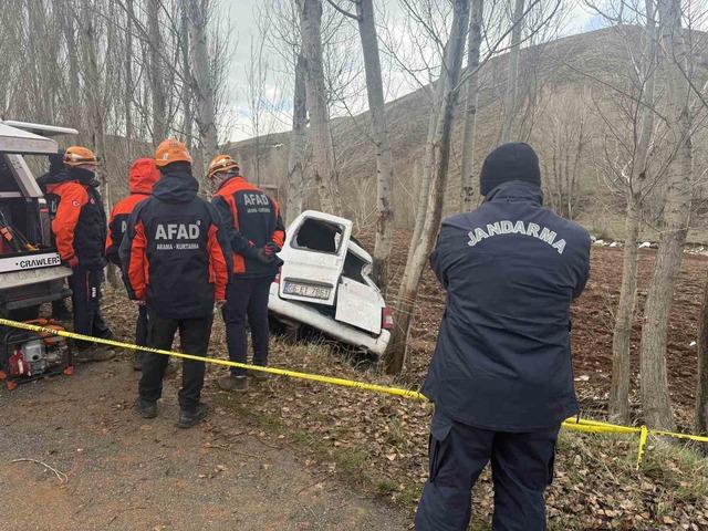 Kanser hastası babasını hastaneye g&ouml;t&uuml;r&uuml;rken kaza yaptı: 3 &ouml;l&uuml; 5