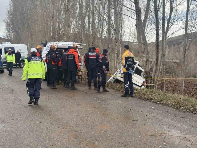 Kanser hastası babasını hastaneye g&ouml;t&uuml;r&uuml;rken kaza yaptı: 3 &ouml;l&uuml; 4