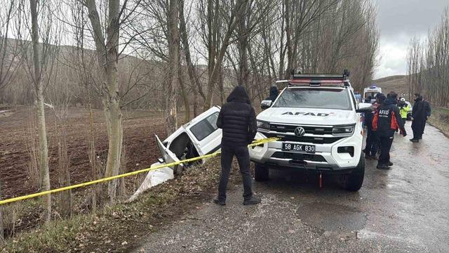 Kanser hastası babasını hastaneye g&ouml;t&uuml;r&uuml;rken kaza yaptı: 3 &ouml;l&uuml; 3