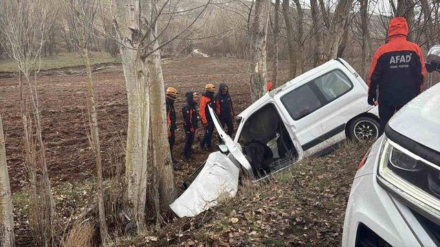 Kanser hastası babasını hastaneye g&ouml;t&uuml;r&uuml;rken kaza yaptı: 3 &ouml;l&uuml; 2