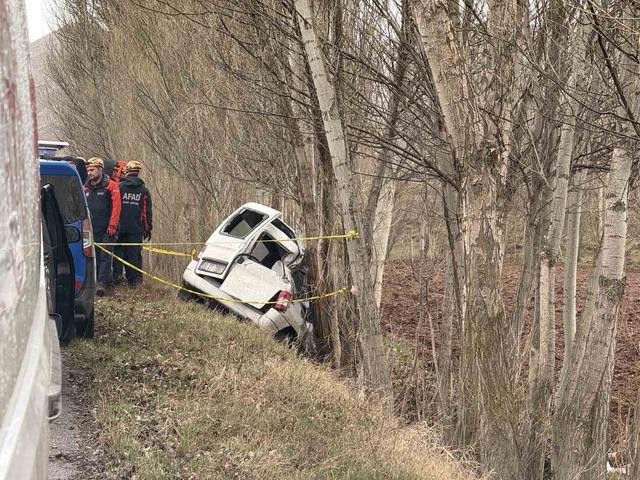 Kanser hastası babasını hastaneye g&ouml;t&uuml;r&uuml;rken kaza yaptı: 3 &ouml;l&uuml; 1
