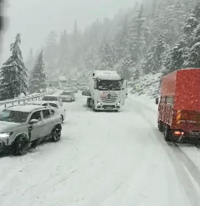 Alacabel&rsquo;de nisan ayında kar s&uuml;rprizi: S&uuml;r&uuml;c&uuml;ler zor anlar yaşadı 9