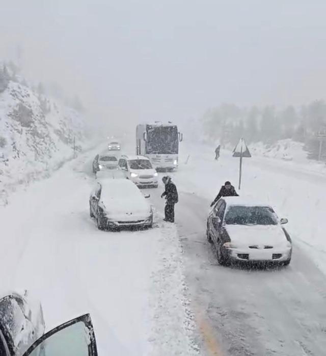 Alacabel&rsquo;de nisan ayında kar s&uuml;rprizi: S&uuml;r&uuml;c&uuml;ler zor anlar yaşadı 8