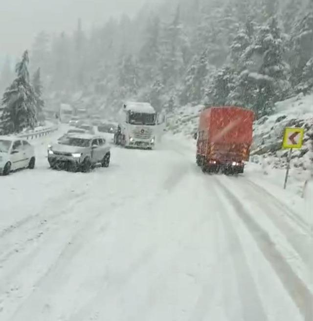 Alacabel&rsquo;de nisan ayında kar s&uuml;rprizi: S&uuml;r&uuml;c&uuml;ler zor anlar yaşadı 7