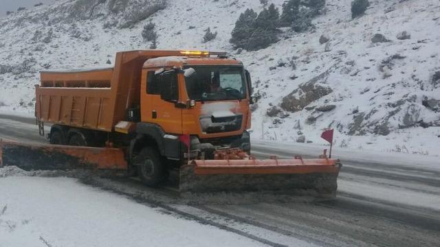 Alacabel&rsquo;de nisan ayında kar s&uuml;rprizi: S&uuml;r&uuml;c&uuml;ler zor anlar yaşadı 6