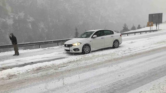 Alacabel&rsquo;de nisan ayında kar s&uuml;rprizi: S&uuml;r&uuml;c&uuml;ler zor anlar yaşadı 5