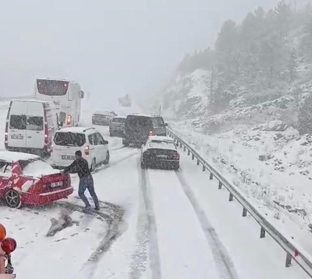 Alacabel&rsquo;de nisan ayında kar s&uuml;rprizi: S&uuml;r&uuml;c&uuml;ler zor anlar yaşadı 3