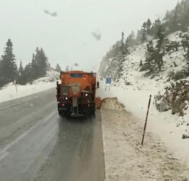 Alacabel&rsquo;de nisan ayında kar s&uuml;rprizi: S&uuml;r&uuml;c&uuml;ler zor anlar yaşadı 2