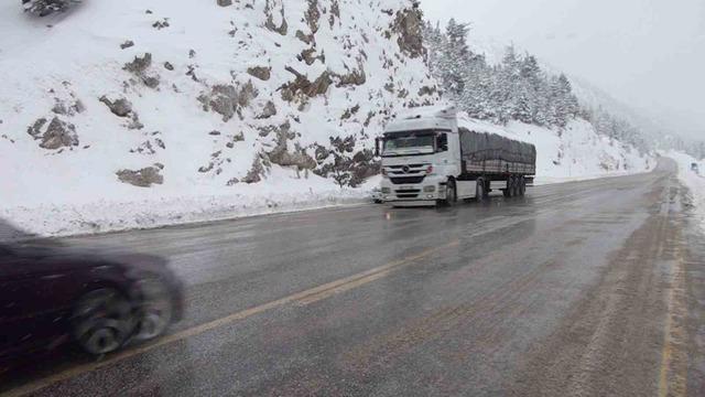 Alacabel&rsquo;de nisan ayında kar s&uuml;rprizi: S&uuml;r&uuml;c&uuml;ler zor anlar yaşadı 1
