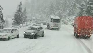 Alacabel&rsquo;de nisan ayında kar s&uuml;rprizi: S&uuml;r&uuml;c&uuml;ler zor anlar yaşadı