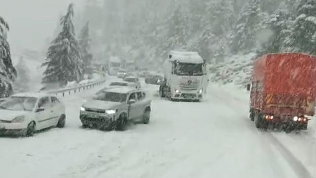 Alacabel’de nisan ayında kar sürprizi: Sürücüler zor anlar yaşadı