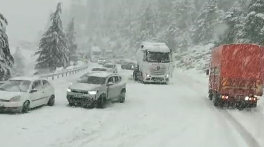 Alacabel&rsquo;de nisan ayında kar s&uuml;rprizi: S&uuml;r&uuml;c&uuml;ler zor anlar yaşadı