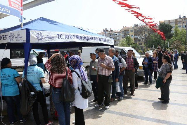 Büyükşehir Belediyesi Miraç Kandili için hayır dağıttı