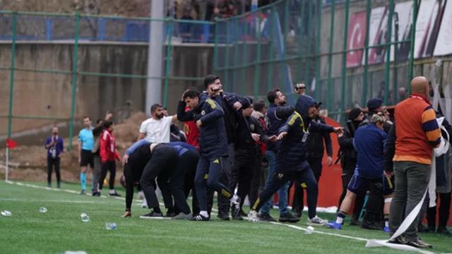 Hakkari'de FB TV ve Fenerbahçe teknik direktörüne saldırı: İnşallah sağ salim buradan çıkarız