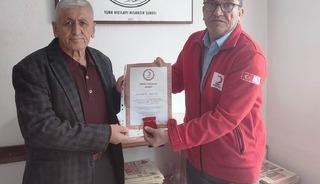 Hisarcık&rsquo;ta 18 kez kan bağışı yapan esnafa bronz madalya