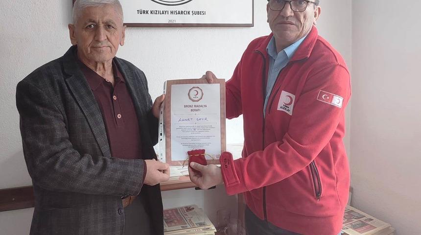 Hisarcık&rsquo;ta 18 kez kan bağışı yapan esnafa bronz madalya
