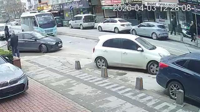 Maltepe'de yolcu minibüsüyle otomobil çarpıştı: 3 yaralı