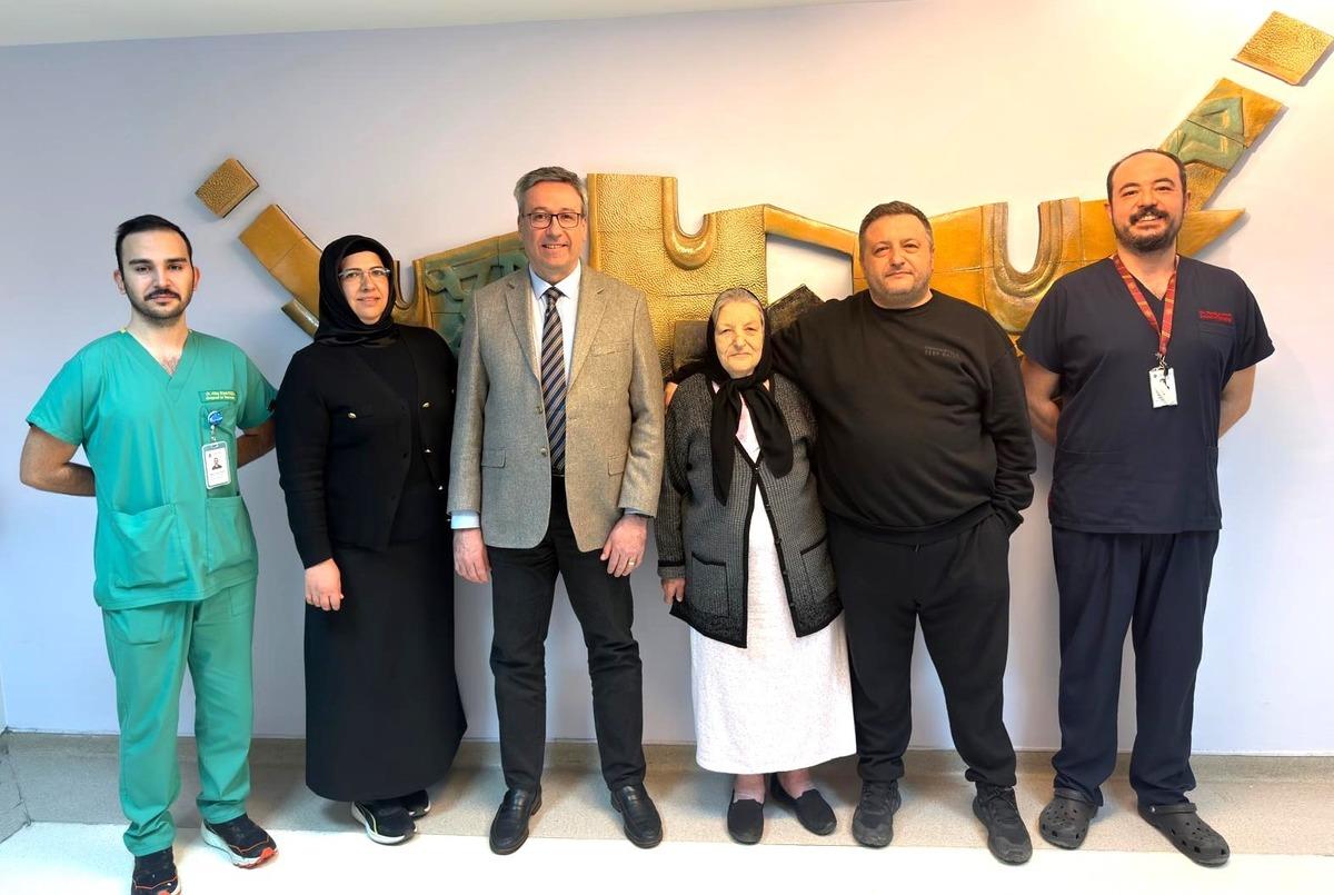 V&uuml;cudundan kilo kilo t&uuml;m&ouml;r alındı! 72 yaşındaki hasta yeniden y&uuml;r&uuml;d&uuml; 1