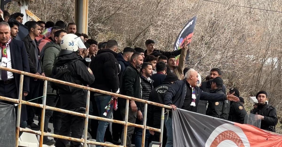 Hakkari de FB TV ve Fenerbah&ccedil;e teknik direkt&ouml;r&uuml;ne saldırı: "İnşallah sağ salim buradan &ccedil;ıkarız" 3