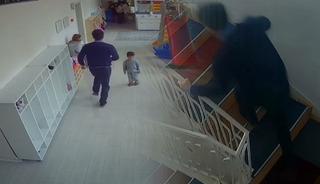 Kameradan g&ouml;rd&uuml; hayat kurtarmaya b&ouml;yle koştu! 