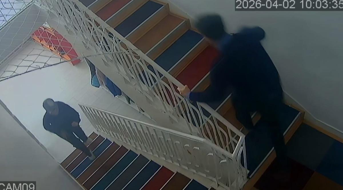 Kameradan g&ouml;rd&uuml; &ouml;ğretmenin hayatını kurtarmaya b&ouml;yle koştu!  2