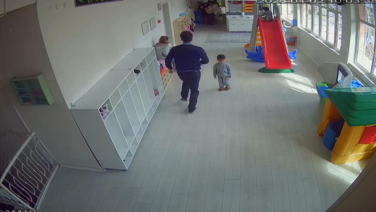 Kameradan g&ouml;rd&uuml; &ouml;ğretmenin hayatını kurtarmaya b&ouml;yle koştu!  3