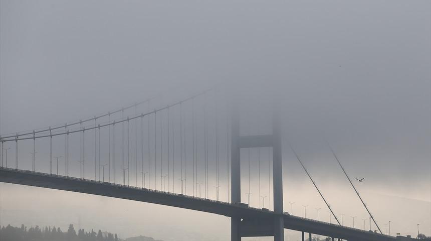 İstanbul Boğazı'na sis çöktü! Meteoroloji uyardı, yüzlerce gemi bekliyor