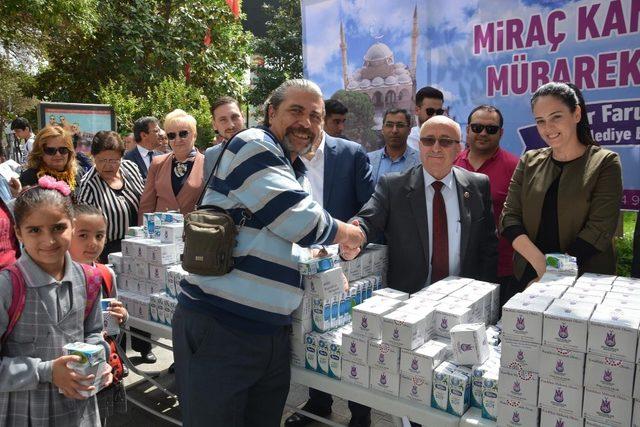 Şehzadeler’den kandil simidi ve süt ikramı