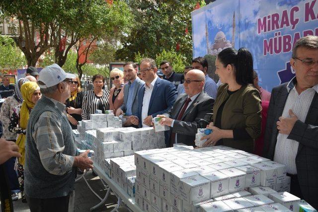 Şehzadeler’den kandil simidi ve süt ikramı