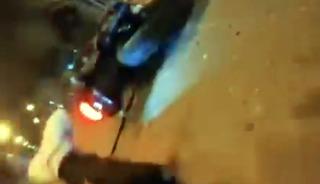 Otomobil ile &ccedil;arpışan motosikletin s&uuml;r&uuml;c&uuml;s&uuml; yaralandı; kaza kamerada