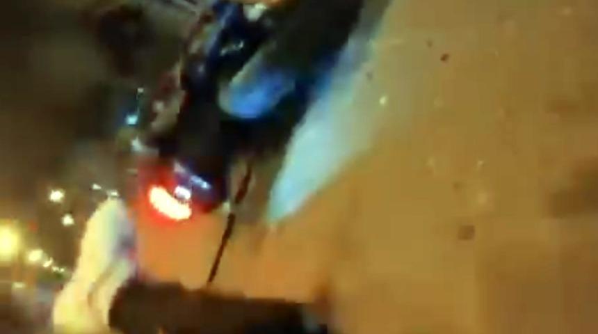 Otomobil ile &ccedil;arpışan motosikletin s&uuml;r&uuml;c&uuml;s&uuml; yaralandı; kaza kamerada