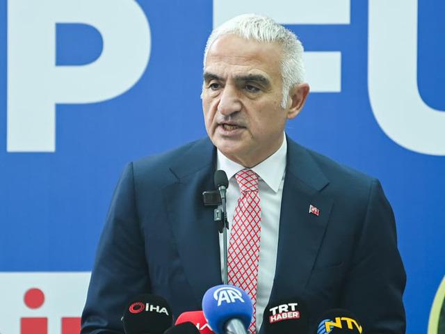 Bakan Ersoy: "1.300 halk k&uuml;t&uuml;phanesiyle 800 bin metrekareye ulaşarak rekor kırdık"