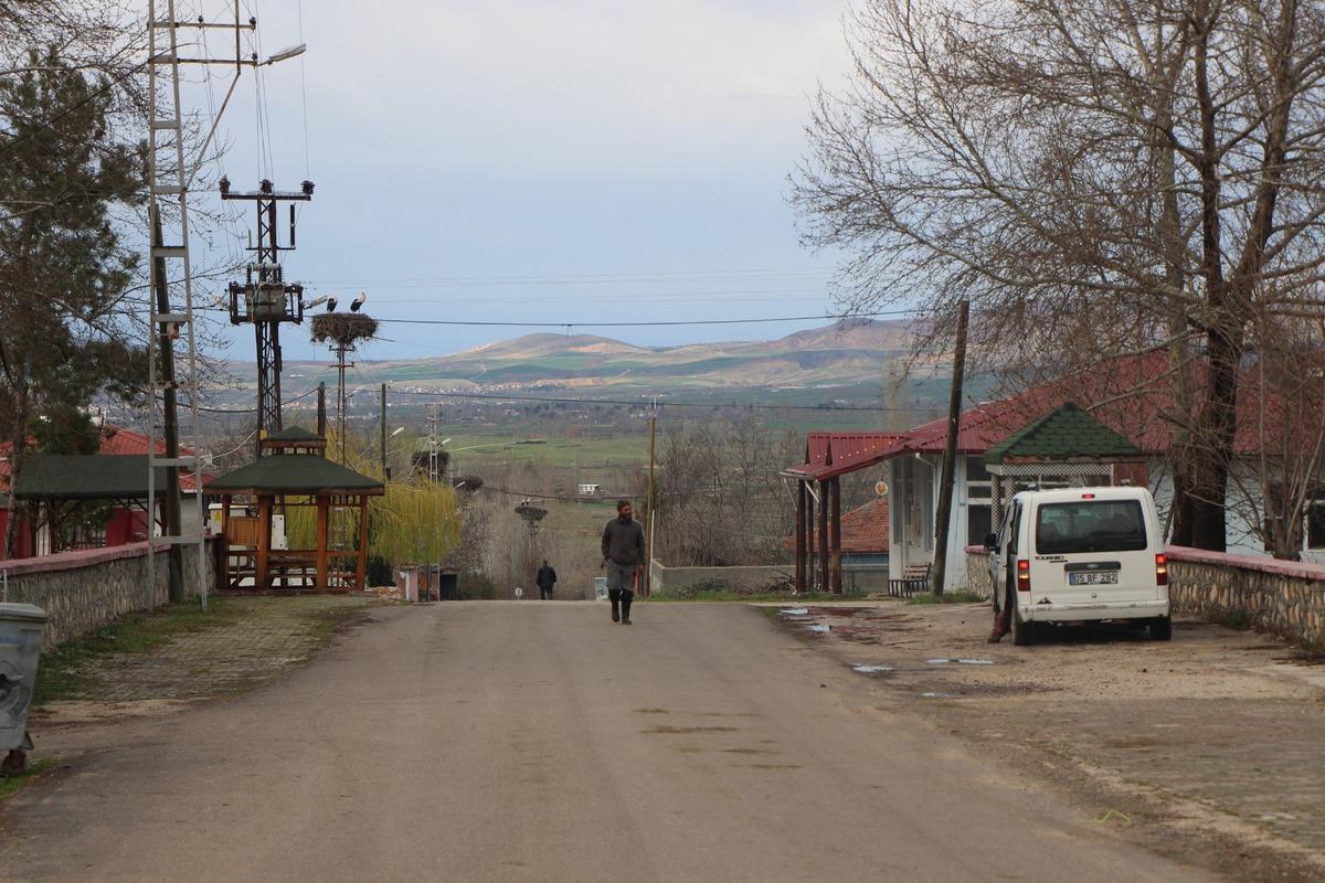 Bu k&ouml;y leyleklere  Saygılı : B&uuml;t&uuml;n elektrik direkleri yuva oldu, tedbirler alındı 5