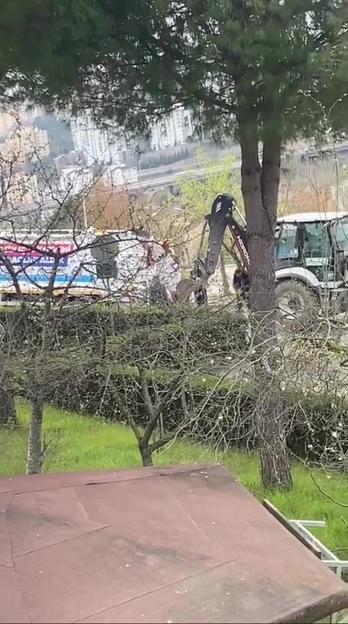 SEDAŞ ın kazdığı &ccedil;ukura belediye aracı d&uuml;şt&uuml; 2