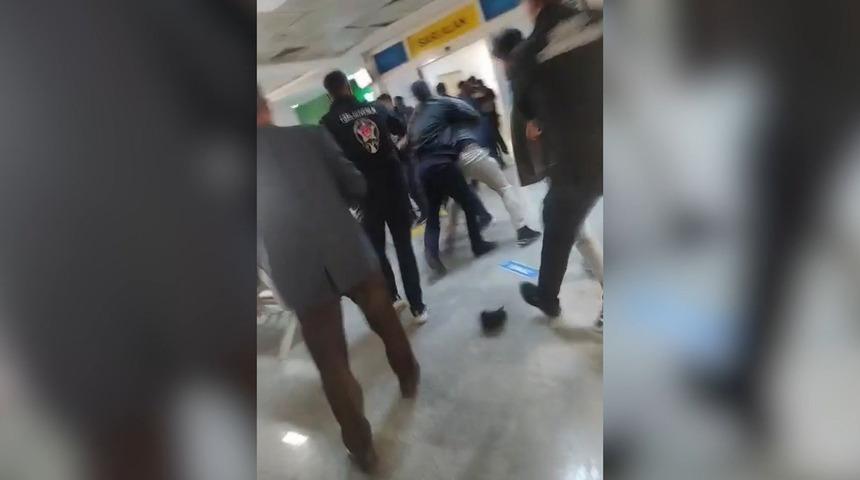 Şanlıurfa&rsquo;da hastanede kavga! Hasta yakınları araya girdi