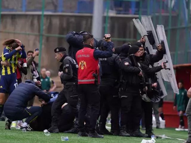 Fenerbah&ccedil;e Kul&uuml;b&uuml;, Y&uuml;ksekovaspor ma&ccedil;ında yaşanan olaylarla ilgili a&ccedil;ıklama yaptı