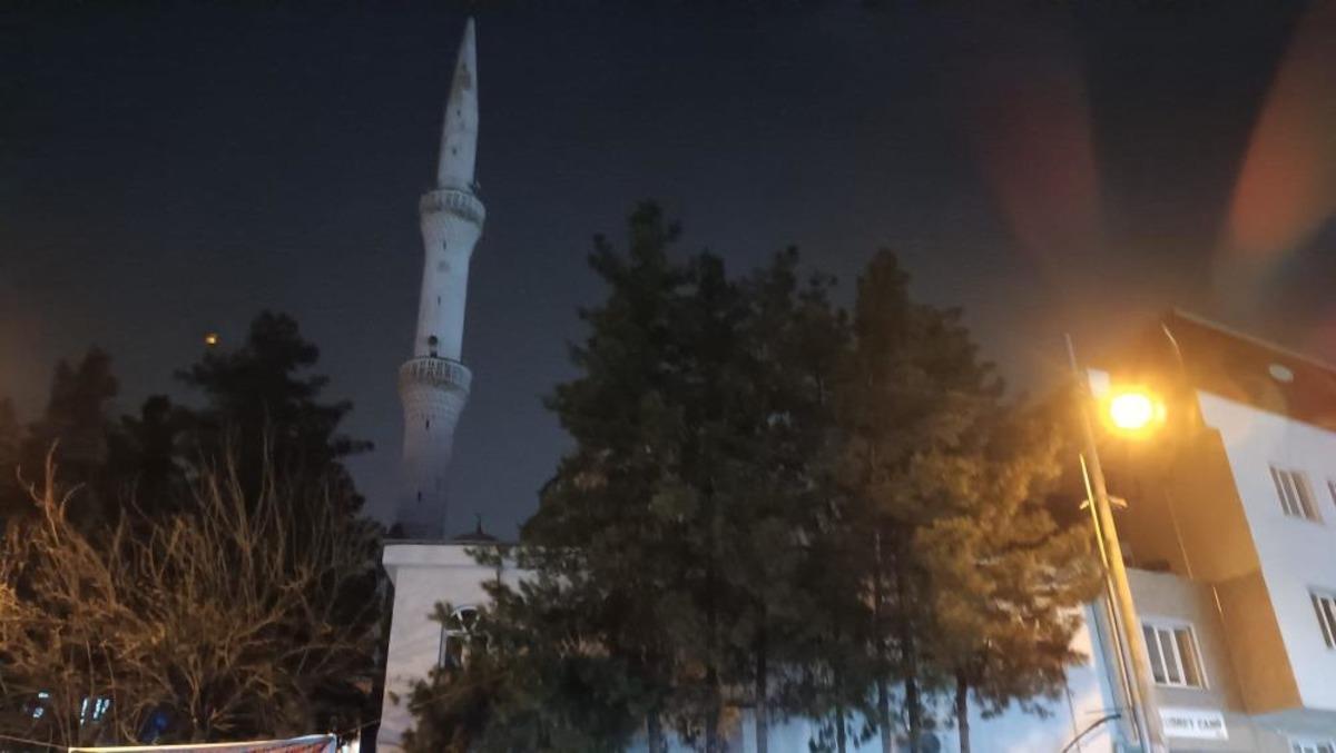 Batman’da cami minaresine yıldırım düştü 1