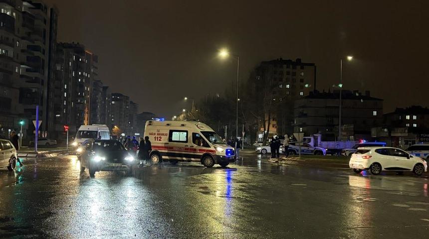 Kayseri'de iki otomobil &ccedil;arpıştı: Otomobil kağıt gibi ezildi