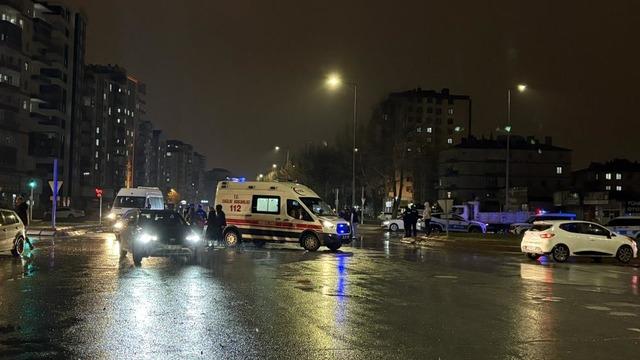 Kayseri'de iki otomobil çarpıştı: Otomobil kağıt gibi ezildi