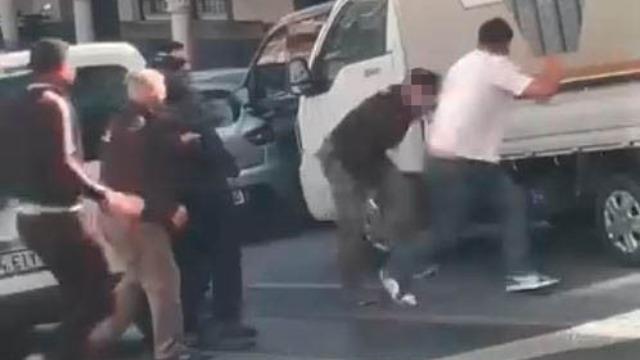 Kağıthane’de yol verme tartışması bıçaklı kavgaya dönüştü: O anlar kamerada