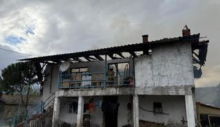 Selendi&rsquo;de 2 katlı ev yangında k&uuml;l oldu