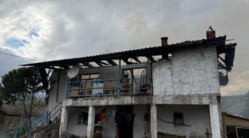 Selendi&rsquo;de 2 katlı ev yangında k&uuml;l oldu