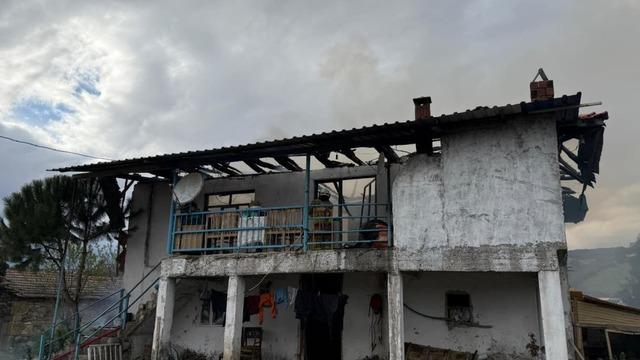 Selendi’de 2 katlı ev yangında kül oldu