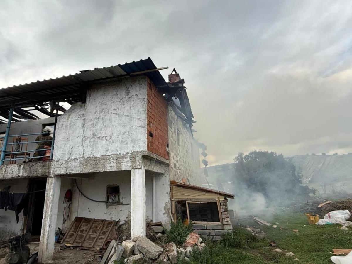 Selendi’de 2 katlı ev yangında kül oldu 1