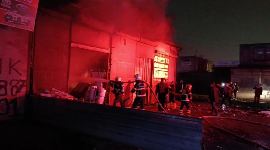 Şanlıurfa'da hurdacı d&uuml;kkanında korkutan yangın